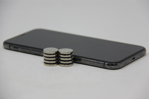 magnet and smartphone